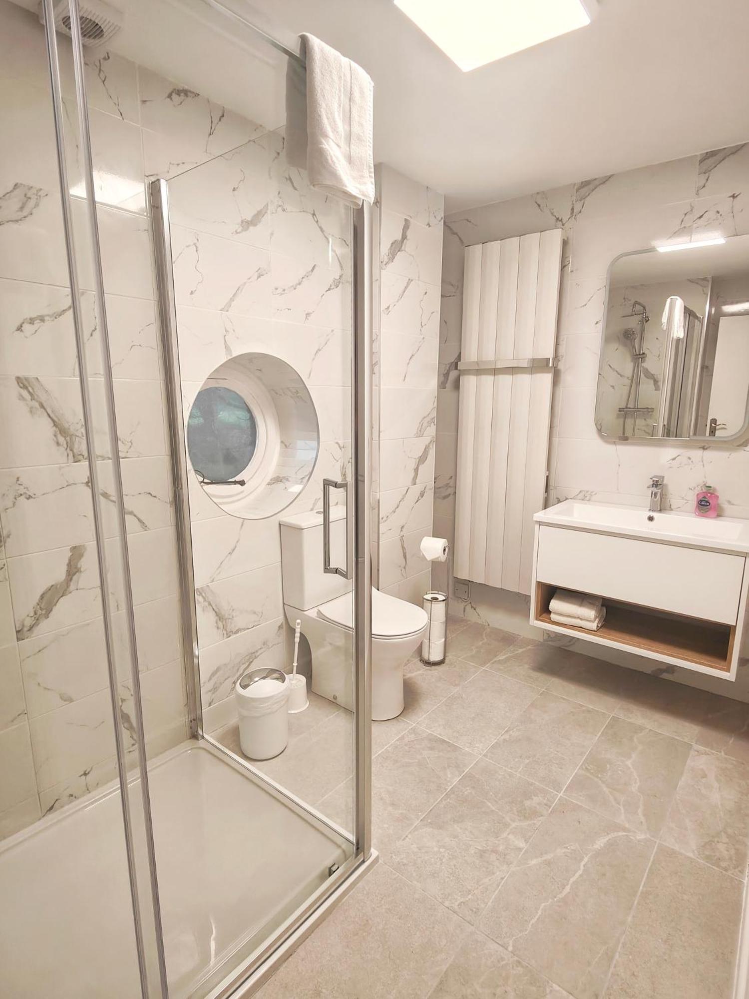 Moneylands Farm Self-Catering Apartments Аклоу Экстерьер фото