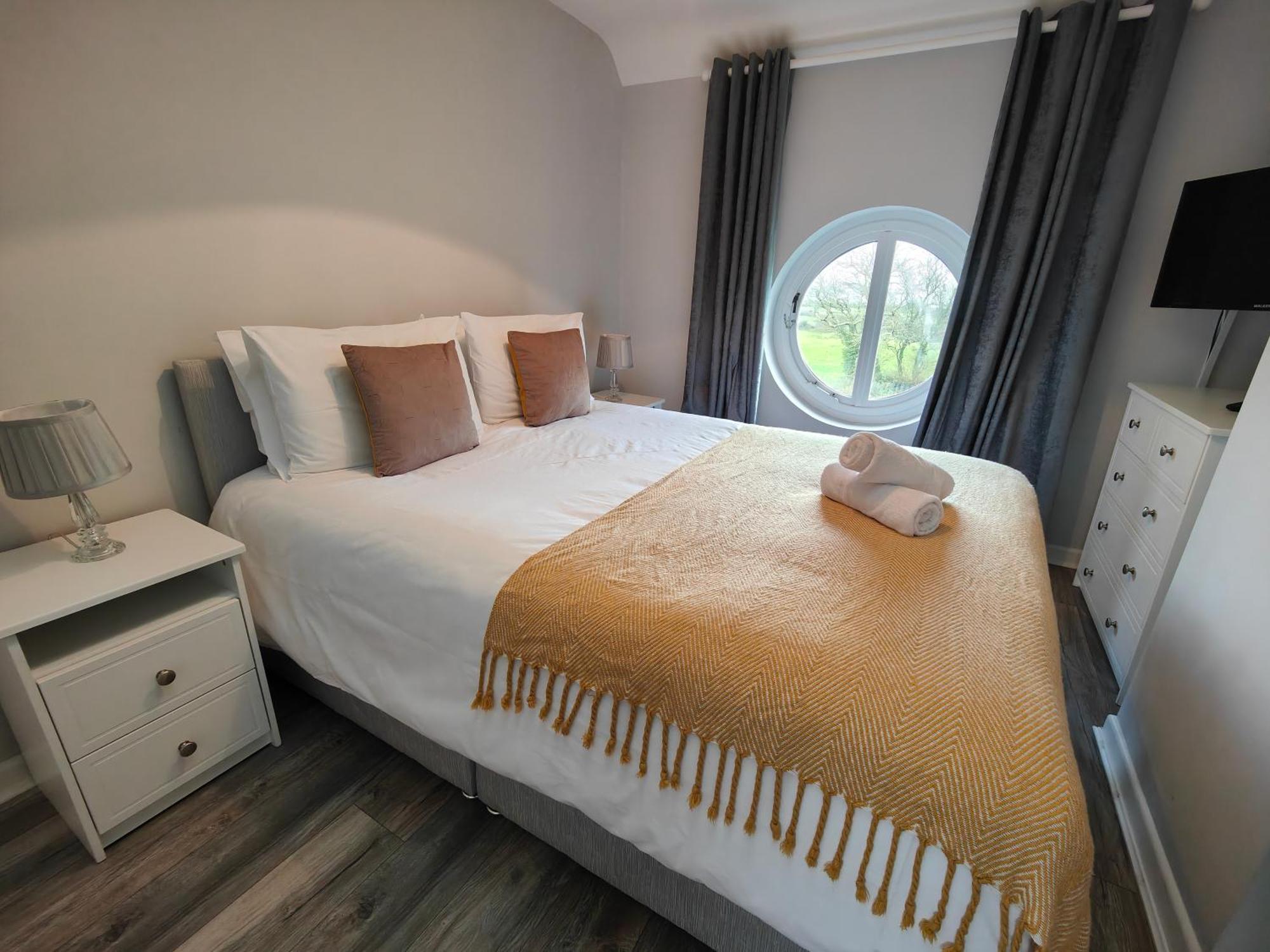 Moneylands Farm Self-Catering Apartments Аклоу Экстерьер фото