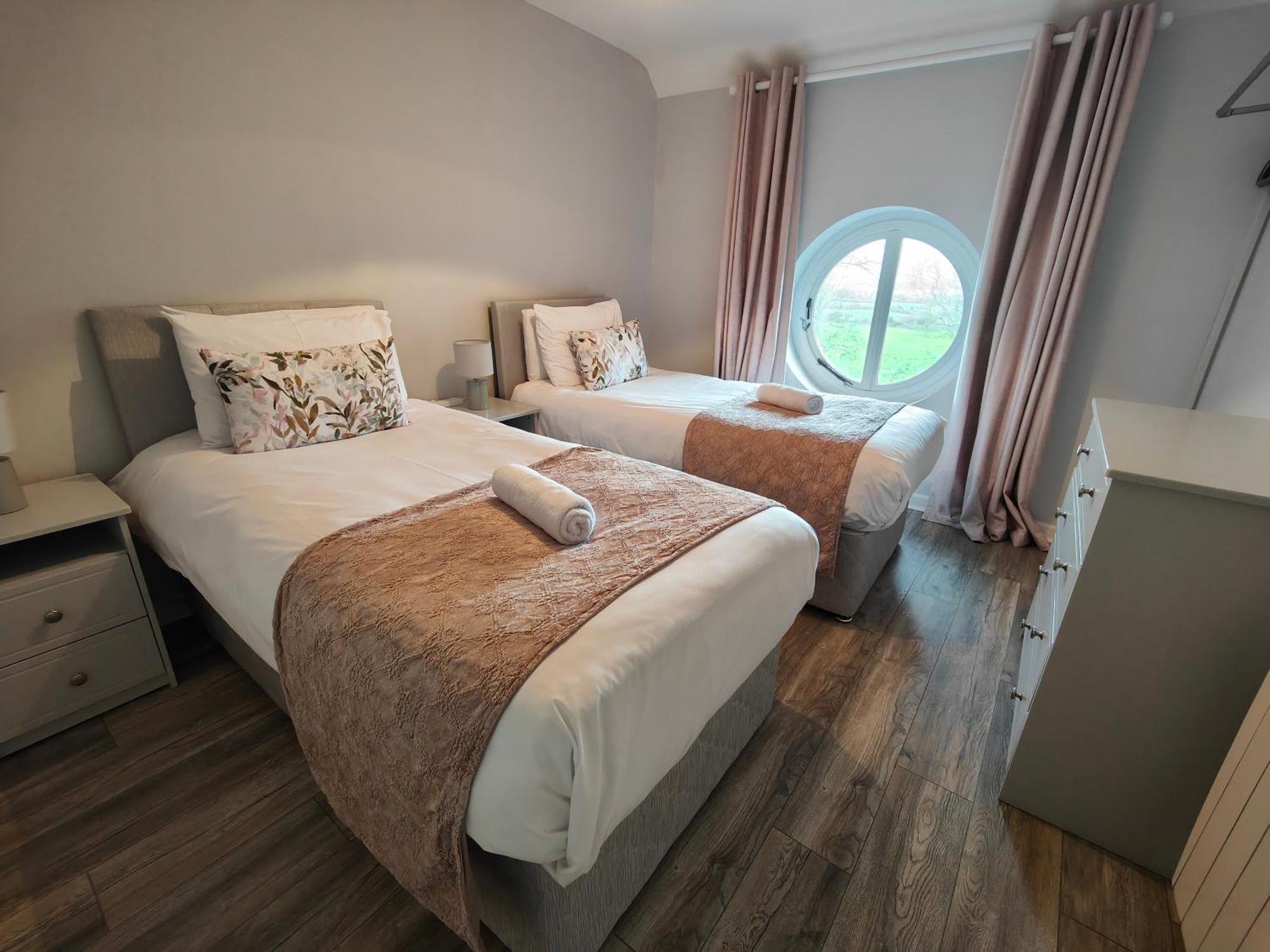 Moneylands Farm Self-Catering Apartments Аклоу Экстерьер фото