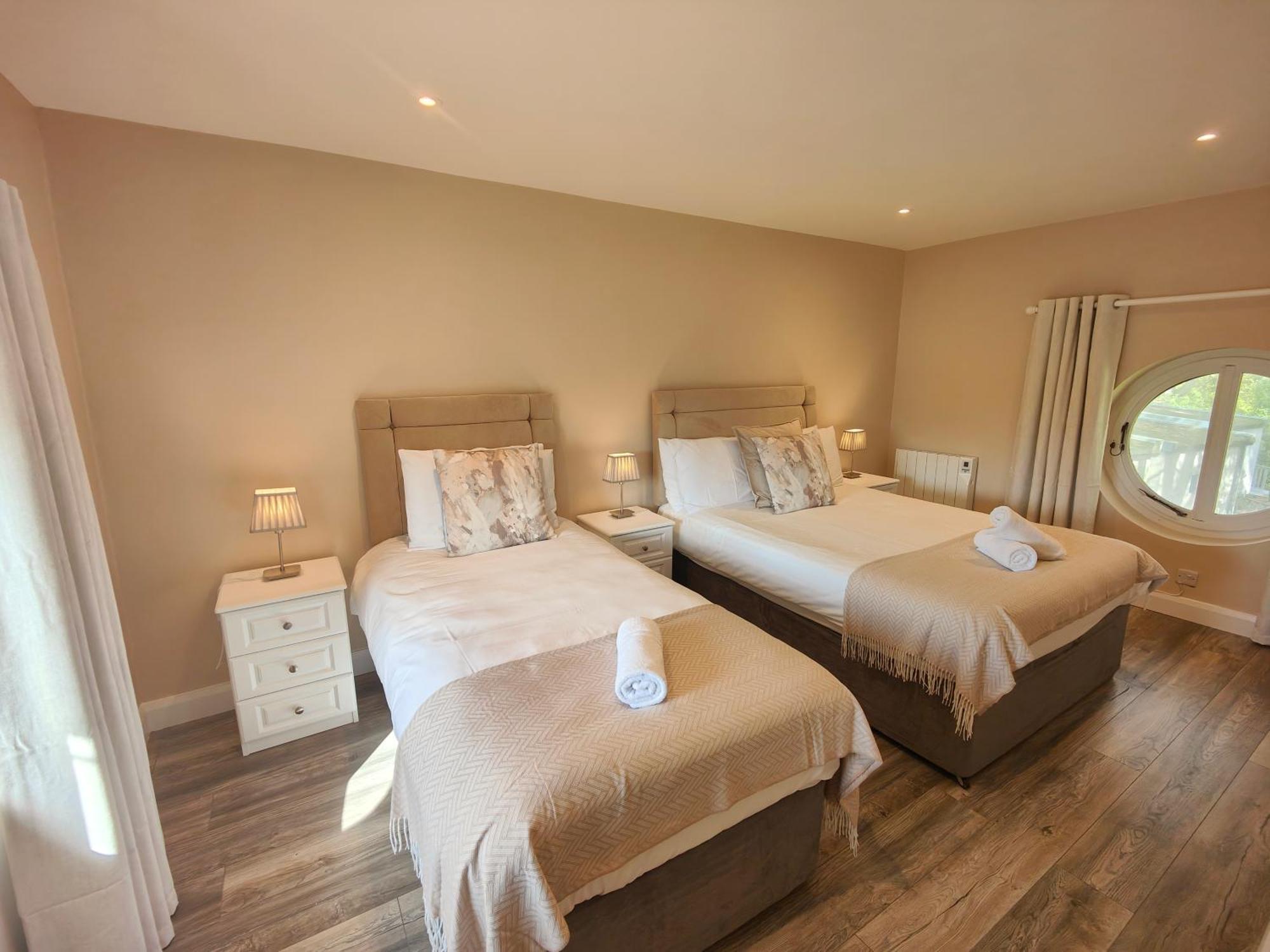Moneylands Farm Self-Catering Apartments Аклоу Экстерьер фото