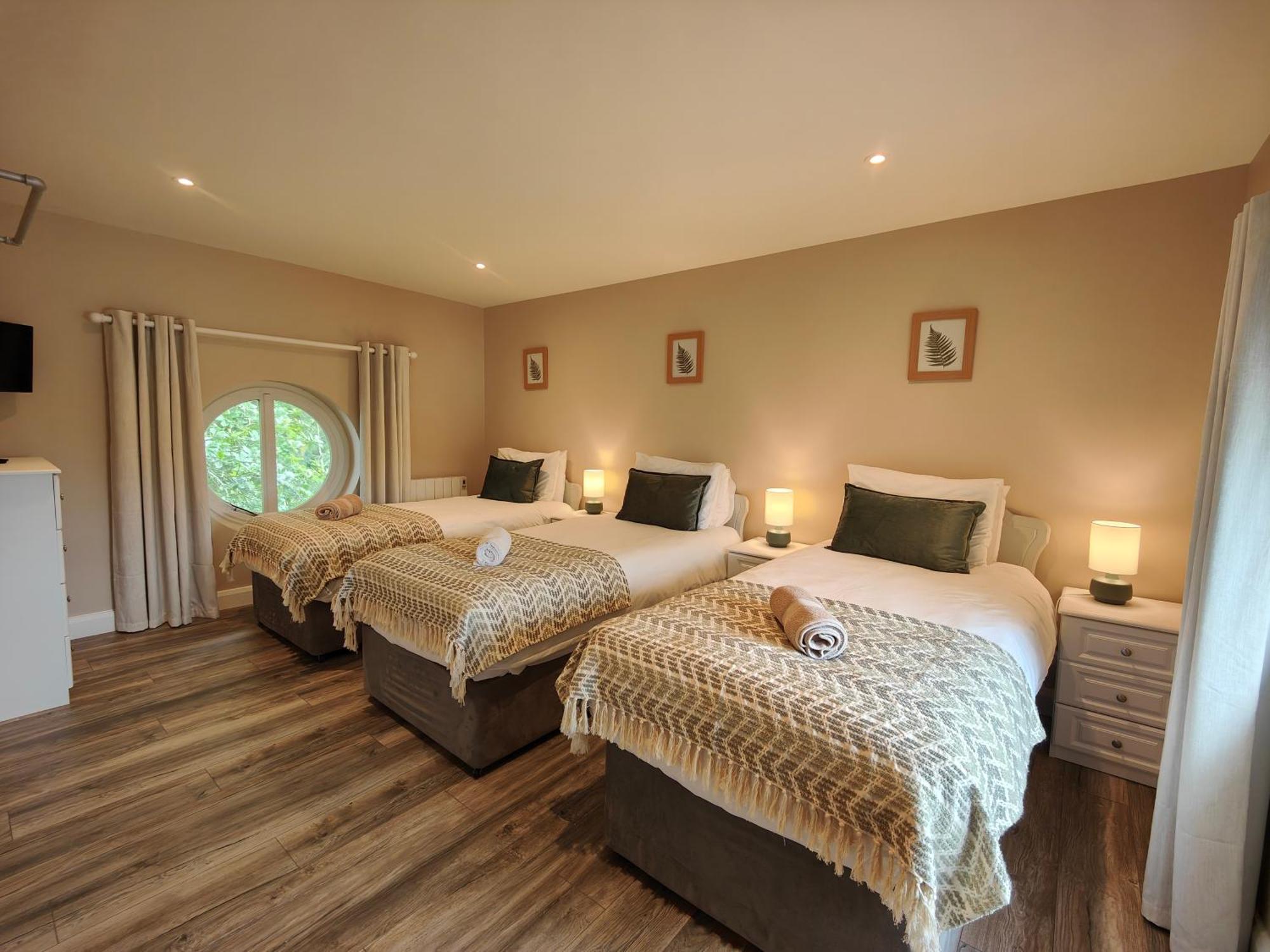 Moneylands Farm Self-Catering Apartments Аклоу Экстерьер фото