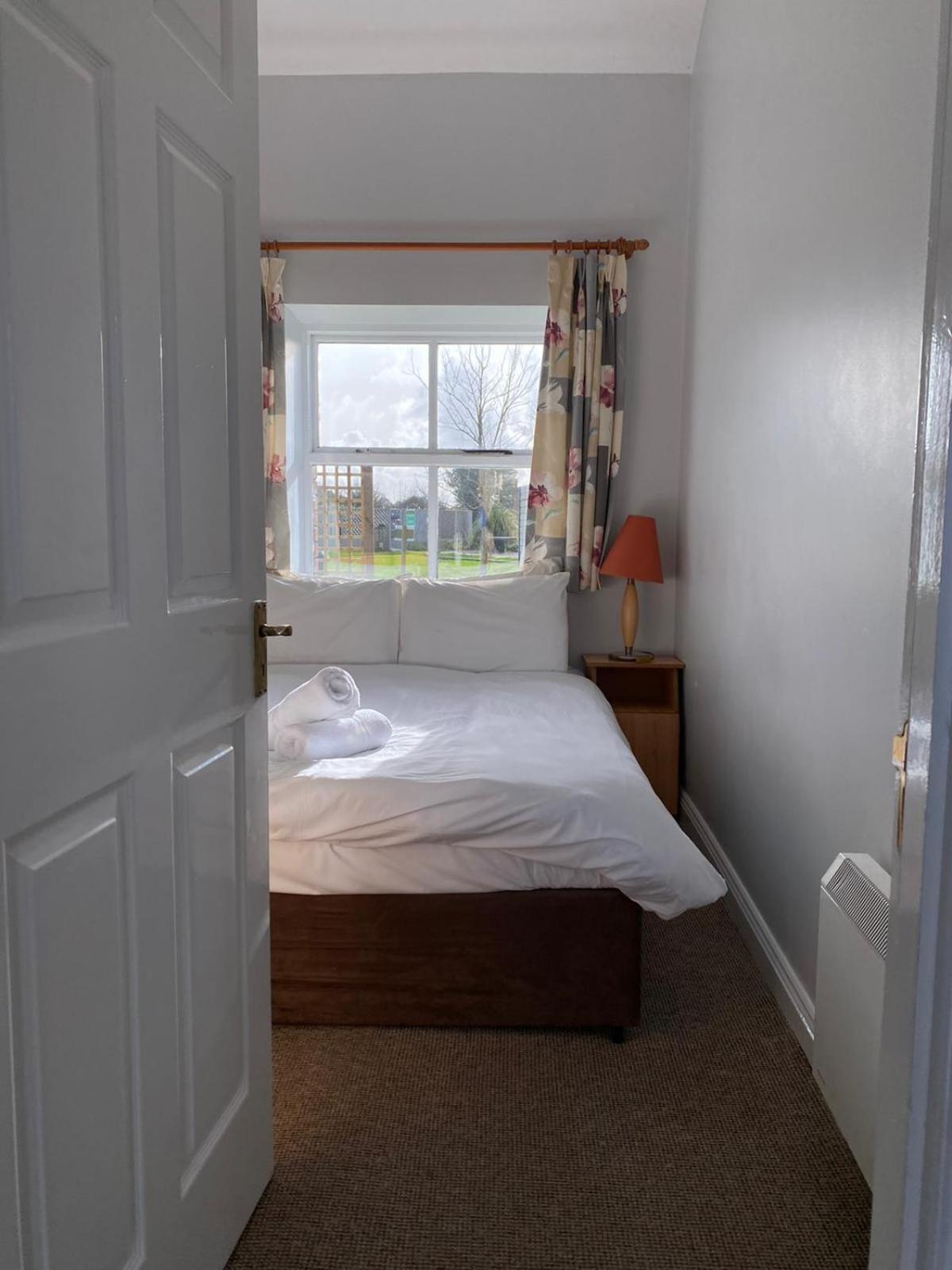 Moneylands Farm Self-Catering Apartments Аклоу Номер фото